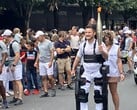 Парализованный Кевин Пьетт идет с факелом Олимпиады 2024 года в экзоскелете Wandercraft Atalante X. (Источник изображения: Жан Луи Констанца, Wandercraft)