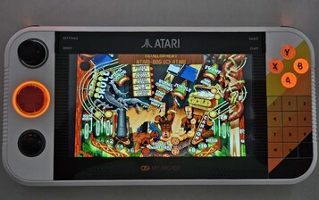 В зависимости от игры, функция SmartGlow использует подсветку, чтобы показать, какие элементы контроллера используются (Источник изображения: Марк Зандер, Notebookcheck)