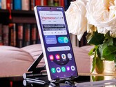 Samsung Galaxy S26 Ultra, как утверждается, имеет более тонкие края экрана, чем Galaxy S25 Ultra, изображенный на фотографии. (Источник изображения: Notebookcheck)