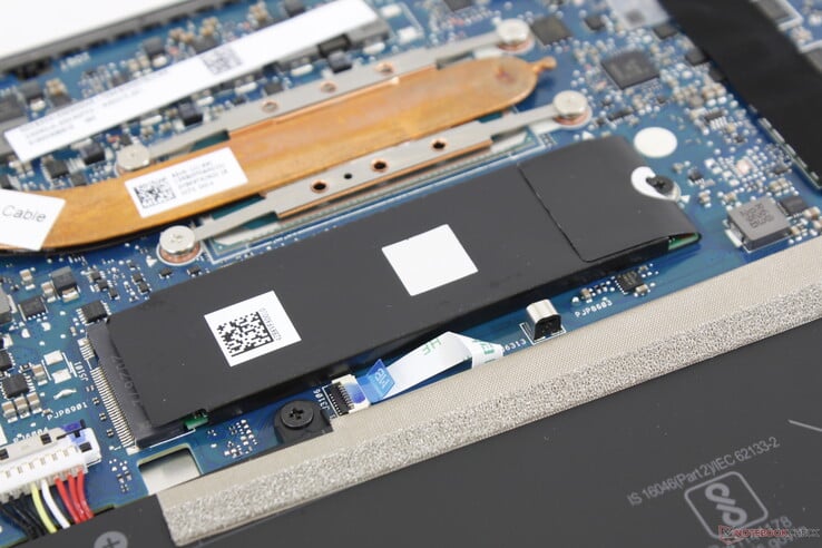 Вот такой SSD типоразмера M.2 22x80 (шина PCIe NVMe) встроен в наш UX393. Других площадок под накопители нет
