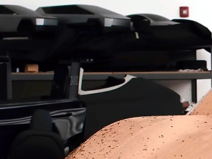 Масштабные модели Cyber SUV на полках дизайн-студии.