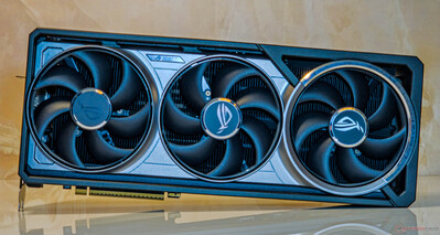 Asus ROG Astral GeForce RTX 5080 OC: металлический передний кожух с тройными осевыми вентиляторами