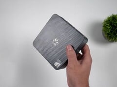 На фотографии показан мини-ПК Beelink EQi 304 на базе процессора Intel Wildcat Lake, что позволяет оценить его компактную конструкцию и фактурную верхнюю панель.