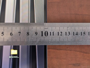 Очень узкие боковые рамки для уменьшения размеров