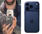 Сравните бок о бок предполагаемый тестовый образец iPhone 17 Pro, сфотографированный на публике (слева), и крупный план того же прототипа в синем чехле для разработки (справа), отличающегося новым расположением задней камеры. (@Skyfops on X , ранее Twitter)