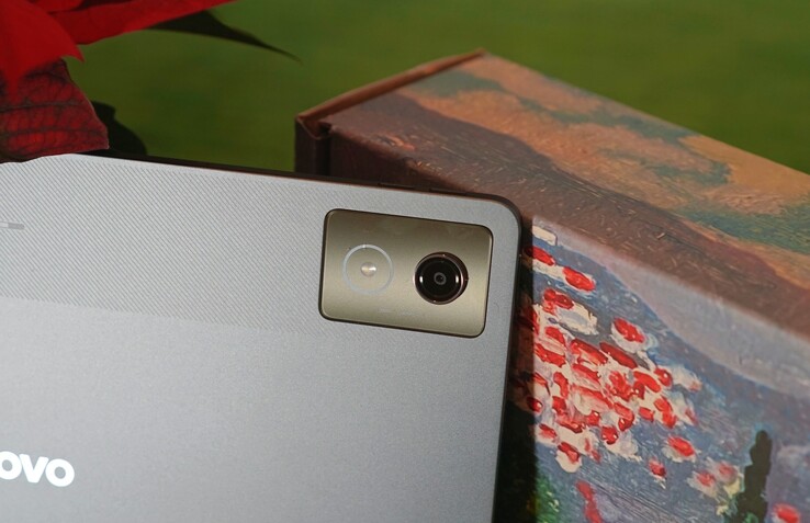 Задняя 13 МП камера планшета Lenovo Idea Tab Pro хорошо работает в условиях хорошего освещения.