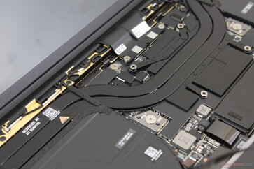 Оперативная память впаяна и не подлежит обновлению пользователем