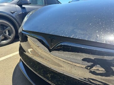 Новая Model S оснащена камерой на переднем бампере и подсветкой.