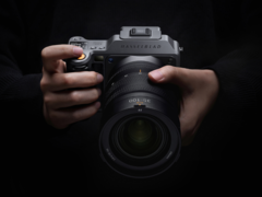 Новая фотокамера Hasselblad X2D II 100C (на фото) оснащена системой фокусировки с помощью LiDAR и новым осветителем автофокуса, который также работает как индикатор автоспуска. (Источник изображения: Hasselblad)