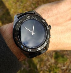 Экран LG Watch W7 на солнечном свете