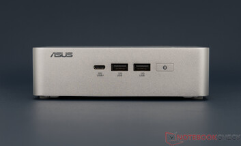Asus NUC 15 Pro+ - Разъемы на передней панели