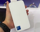 Модель Sixunited WB81-H02, возможно, оснащена пассивным охлаждением. На фотографии: мини-ПК, удерживаемый в руке.