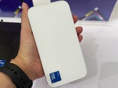 Модель Sixunited WB81-H02, возможно, оснащена пассивным охлаждением. На фотографии: мини-ПК, удерживаемый в руке.