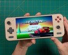 Расс из Retro Game Corps держит в руках Ayaneo Pocket S2, показывая заглавный экран игры Horizon Chase и демонстрируя дисплей и эргономичный дизайн устройства. (Источник изображения: Retro Game Corps)