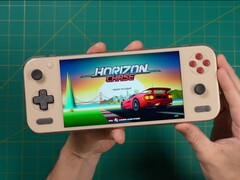 Расс из Retro Game Corps держит в руках Ayaneo Pocket S2, показывая заглавный экран игры Horizon Chase и демонстрируя дисплей и эргономичный дизайн устройства. (Источник изображения: Retro Game Corps)