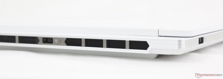 Задняя часть: HDMI 2.1, адаптер переменного тока