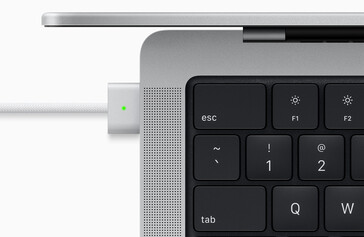 Коннектор MagSafe 3 используется для зарядки, но через USB Type-C ноутбук тоже можно зарядить (Изображение: Apple)