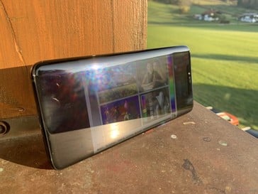 Поведение дисплея смартфона в лучах утреннего солнца