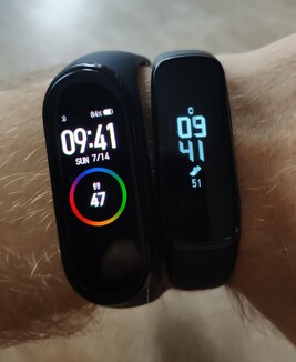 Xiaomi Mi Band 4 и Samsung Galaxy Fit e в помещении