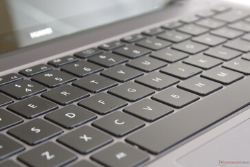 Поведение клавиш очень напоминает MacBook Air. Подсветка с двумя уровнями яркости присутствует на всех конфигурациях