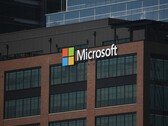 Офисное здание Microsoft с логотипом компании (Источник изображения: Simon Ray/Unsplash)