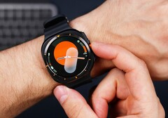 Часы Samsung Galaxy Watch в будущем могут заблокировать некоторые функции за платной стенкой. (Источник изображения: Даниэль Ромеро)