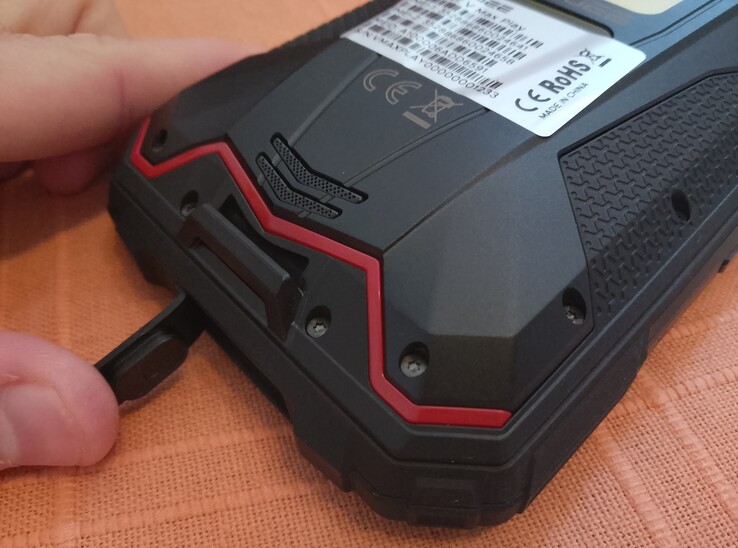 USB-C за заглушкой (Источник изображения: Сергей Тарасов - Notebookcheck)