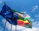 Флаги стран Европейского союза развеваются на фоне голубого неба