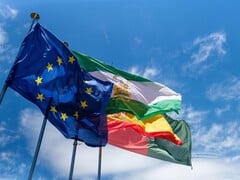 Флаги стран Европейского союза развеваются на фоне голубого неба
