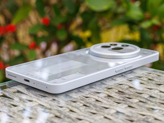Корпус Nothing Phone (3a) Pro (источник изображения: Notebookcheck)