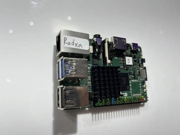 Имеются USB и Ethernet (Источник изображения: Andreas Sebayang)