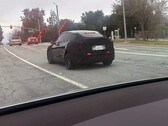 Tesla Model Y Juniper на испытаниях с включенной задней фарой (Источник изображения: TeslaDashCam/X)