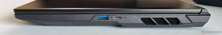 Справа: USB-A 3.2 Gen.2 (10 Гбит/с), USB-C 3.2 Gen.2 (10 Гбит/с, DisplayPort 2.1, Power Delivery)