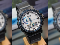 ИРЛ-изображения Casio Pro Trek PRW-61D-2 показывают, что контраст между черным корпусом и белым циферблатом более резкий, чем это было показано на пре