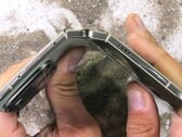 Как показал тест на прочность, проведённый каналом JerryRigEverything, даже четвёртое поколение складных устройств Google по-прежнему имеет серьёзные конструктивные недостатки.