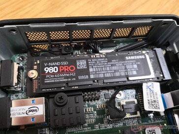 Гнездо для SSD (PCIe 4.0 x4, 22x80). Возможна установка накопителя в размере 22x42 или 22x30, но креплений нет