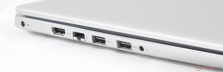 Слево: Гнездо зарядки, HDMI, RJ-45, 2x USB 3.0, совмещённое 3.5-миллиметровое аудиогнездо
