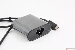 Комплектный адаптер питания с USB Type-C может послужить универсальной зарядкой для других устройств