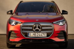 Новый Mercedes GLA выходит на рынок в качестве электромобиля с технологией 800 В, однако для зарядки на станциях быстрой зарядки с напряжением 400 В требуется дополнительный усилитель постоянного тока.