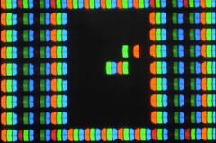 Разработчик создал версию игры Snake, которая использует отдельные красные, зеленые и синие субпиксели дисплея. (Источник изображения: Patrick Gillespie / YouTube)