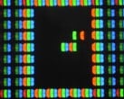 Разработчик создал версию игры Snake, которая использует отдельные красные, зеленые и синие субпиксели дисплея. (Источник изображения: Patrick Gillespie / YouTube)