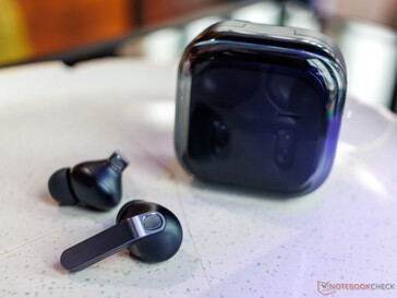 Переработанный корпус и металлическая ножка buds 4 Pro