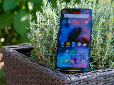 Поведение дисплея Xiaomi Pocophone F1 на улице