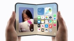 Две руки держат по iPhone Duo, один сложенный, другой разложенный