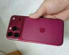 дизайнерская модель iPhone 18 Pro в цвете Dark Cherry.