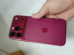 дизайнерская модель iPhone 18 Pro в цвете Dark Cherry.