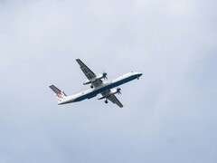 Самолет, летящий в небе (Источник изображения: Kat von Wood через Unsplash; обрезано)