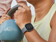 Fitbit Versa 4 уже более трех лет. (Источник изображения: Fitbit)