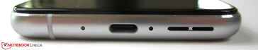 Нижняя грань: светодиодный индикатор уведомлений, порт USB Type-C, микрофон, динамик