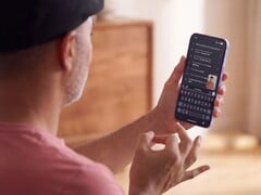 Человек, показывающий знак языком жестов одной рукой перед смартфоном Pixel, на экране которого отображается распознанный текст в приложении Gboard